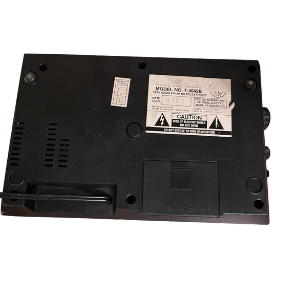 Vintage General Electric GE Alarm Clock Radio Model 7-4642B - Picture 6 of 10